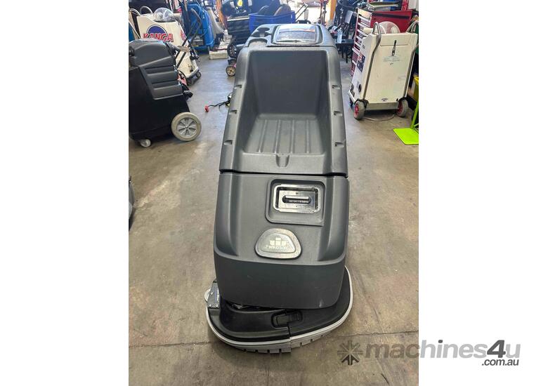 Floor scrubbing machine