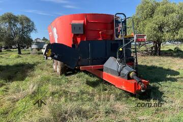 Kuhn   twin Vertical Feedmixer