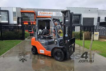 Toyota Forklift 2T with 5.5m Lift Height (Unit#:AU368)