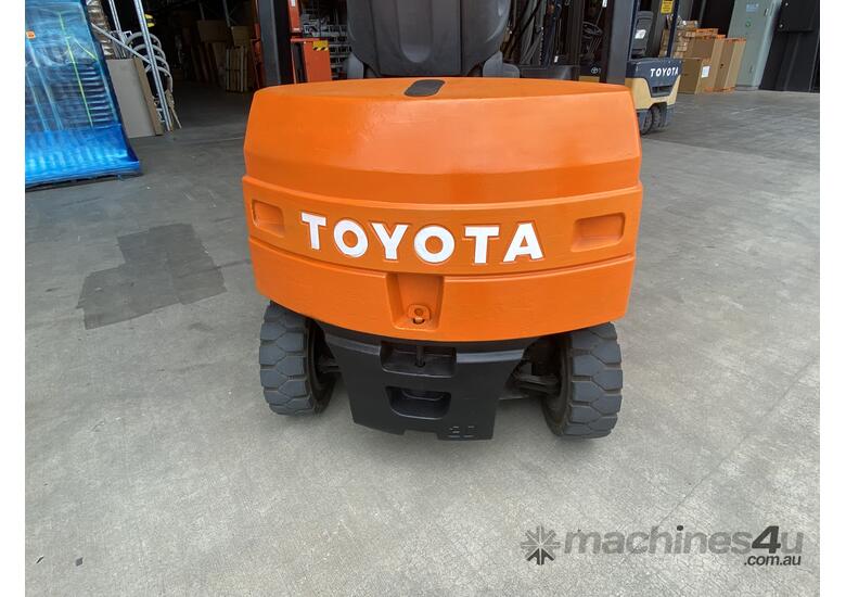 caption Toyota Electric Forklift 7FB20 2005- Well Maintained!