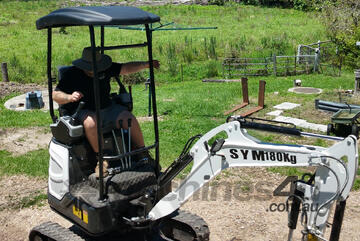 Mini Excavator Retractable tracks Kubota D902 Diesel