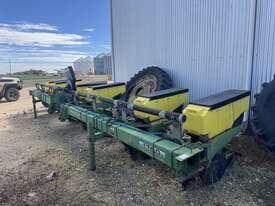 JOHN DEERE 1700 MAXEMERGE PLANTER - picture0' - Click to enlarge