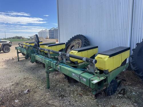 caption JOHN DEERE 1700 MAXEMERGE PLANTER