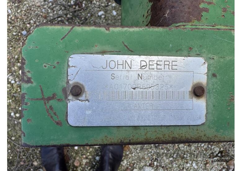 caption JOHN DEERE 1700 MAXEMERGE PLANTER