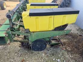 JOHN DEERE 1700 MAXEMERGE PLANTER - picture1' - Click to enlarge