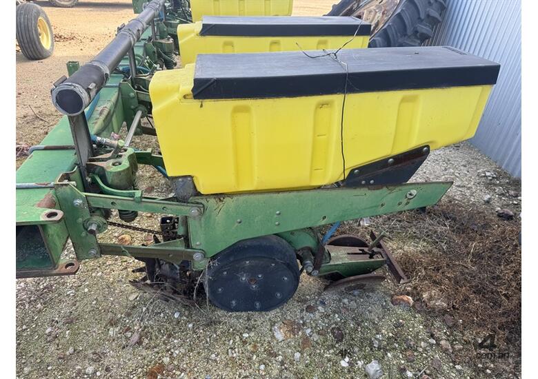 caption JOHN DEERE 1700 MAXEMERGE PLANTER