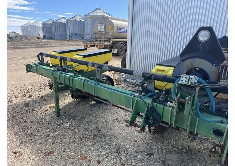 caption JOHN DEERE 1700 MAXEMERGE PLANTER