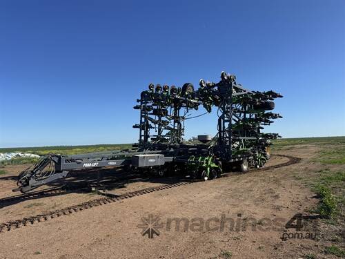 caption BOSS 18M PARALIFT PLANTER & 17000L CART