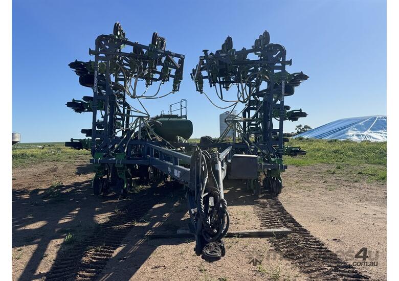caption BOSS 18M PARALIFT PLANTER & 17000L CART