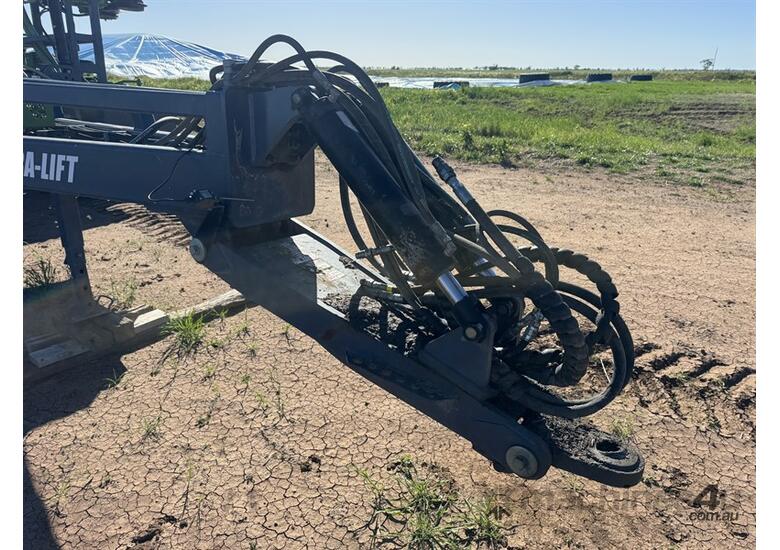 caption BOSS 18M PARALIFT PLANTER & 17000L CART