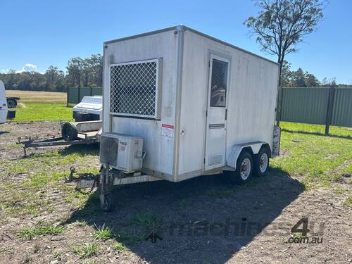 2008 Wuxi Rainbow Special Vehicle CO. Tandem Axle Enclosed Trailer