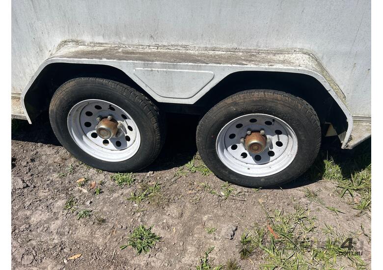 2008 Wuxi Rainbow Special Vehicle CO. Tandem Axle Enclosed Trailer