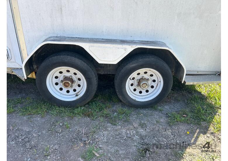 2008 Wuxi Rainbow Special Vehicle CO. Tandem Axle Enclosed Trailer