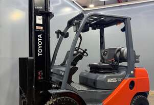 2020 TOYOTA 32-8FG25 2.5T LPG FORKLIFT 4.5M LIFT HEIGHT FORK POSITIONERS