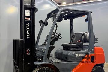 2020 TOYOTA 32-8FG25 2.5T LPG FORKLIFT 4.5M LIFT HEIGHT FORK POSITIONERS
