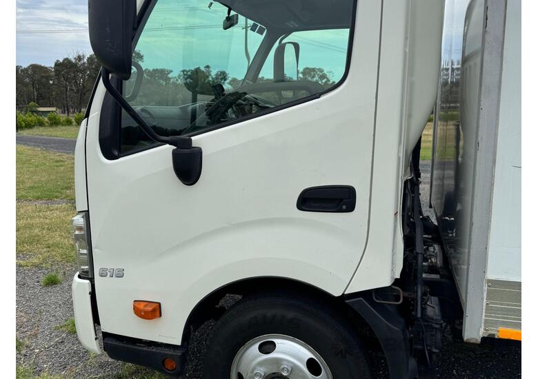 2015 Hino 300 616 Pantech Truck