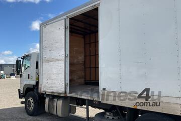 2016 Isuzu FVD 4x2 Pantech Truck