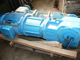 WEG motor 37KW Flender 19.84:1  4839Nm  gearbox  - picture0' - Click to enlarge