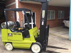 Clark 2.5 tonne space saver forklift - picture0' - Click to enlarge