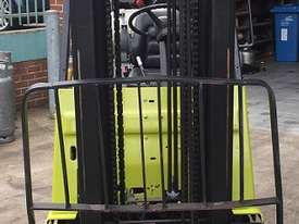 Clark 2.5 tonne space saver forklift - picture0' - Click to enlarge
