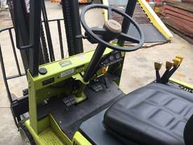 Clark 2.5 tonne space saver forklift - picture2' - Click to enlarge