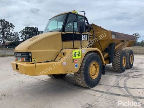 2004 Caterpillar 725