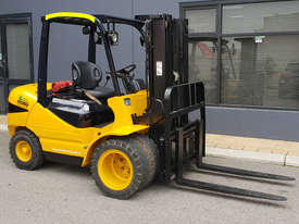 Maximal 3000kg diesel forklift with container mast and dual wheels - picture0' - Click to enlarge