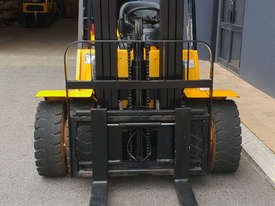 Maximal 3000kg diesel forklift with container mast and dual wheels - picture1' - Click to enlarge