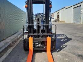 Brand NEW Toyota 2.5T forklift - picture1' - Click to enlarge