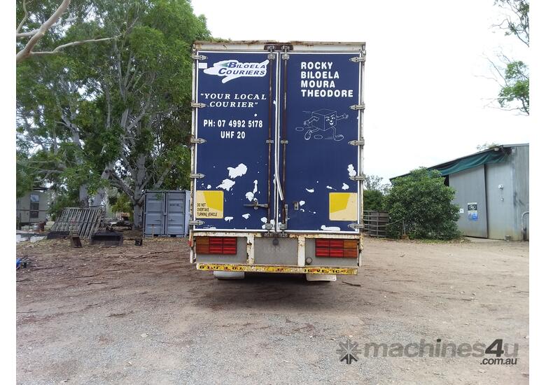caption 8.7m tautliner truck