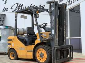 3500Kg Dual Fuel Ride On Forklift - Container Mast -   Needs Drive Train Repair - 4 x New Tyres - picture0' - Click to enlarge