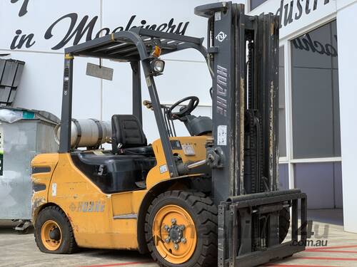 3500Kg Dual Fuel Ride On Forklift - Container Mast -   Needs Drive Train Repair - 4 x New Tyres