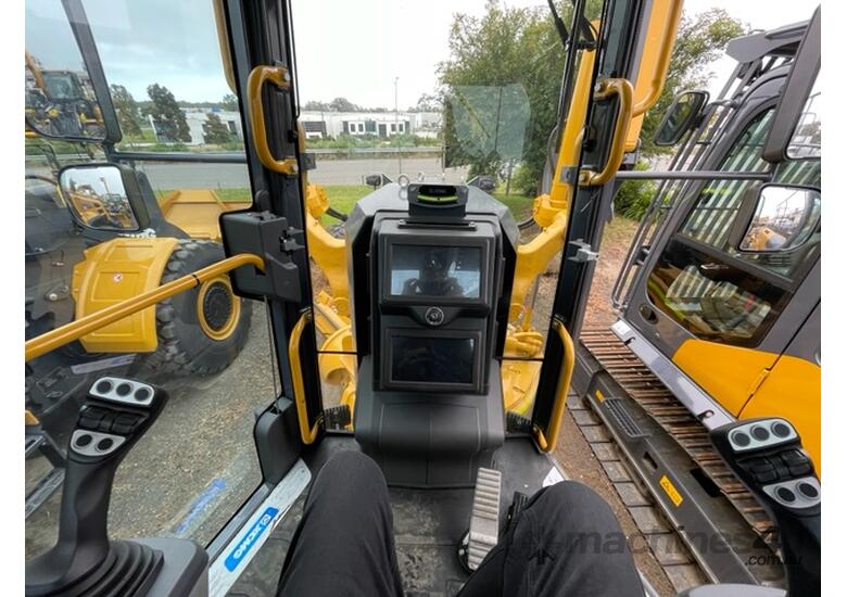 Grader: GR2605, 12ft Blade, or 14ft option 19T, Joystick Control