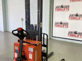  2012 RAYMOND S25TF SN: RHS-12-04940 WALKIE STRADDLE STACKER PEDESTRIAN FORKLIFT WALK BEHIND - picture0' - Click to enlarge