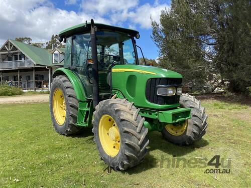 John Deere 5820