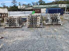 5 Pallets of Supports - picture0' - Click to enlarge