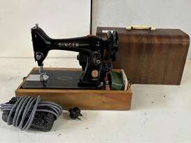 SINGER SEWING MACHINE - picture0' - Click to enlarge