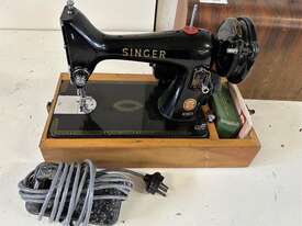 SINGER SEWING MACHINE - picture0' - Click to enlarge