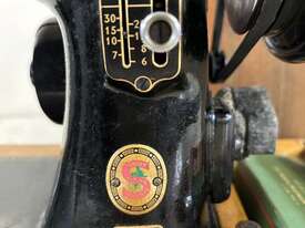 SINGER SEWING MACHINE - picture2' - Click to enlarge