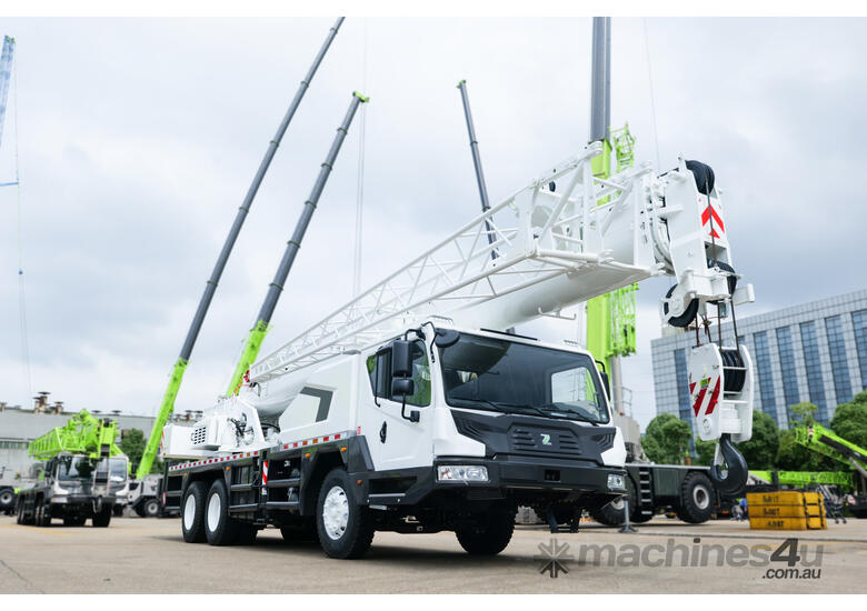 caption Zoomlion ZTC250 Truck Crane - Experience Superior Performance