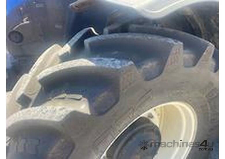 caption NEW HOLLAND T7.200 TRACTOR