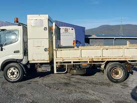 Hino 300 - picture2' - Click to enlarge