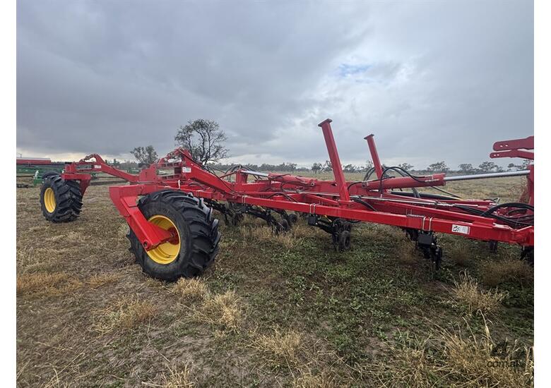 caption 2019 BOURGAULT 3320 PLANTER & 6550 AIR CART