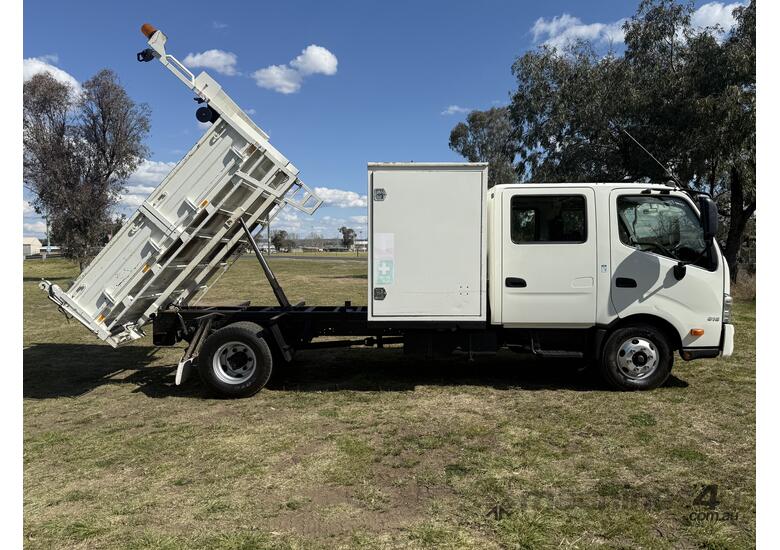 Hino 300 816 Series 2 Automatic Wide Cab 4x2 Crewcab PTO Tipper Truck.  Ex Regional Council.