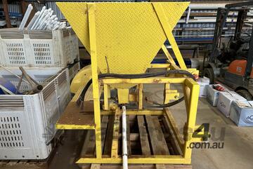 Single Fertiliser Spreader **Located Werribee South**