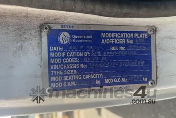 2004 Isuzu NPR 350 Garbage Compactor (Side Load)