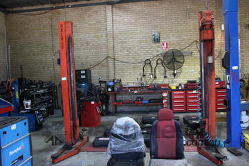 MOLNAR TWO-POST VEHICLE HOIST