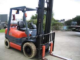 TOYOTA 2.5t LPG Forklift with Side shift - picture2' - Click to enlarge