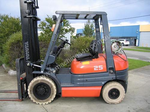 TOYOTA 2.5t LPG Forklift with Side shift