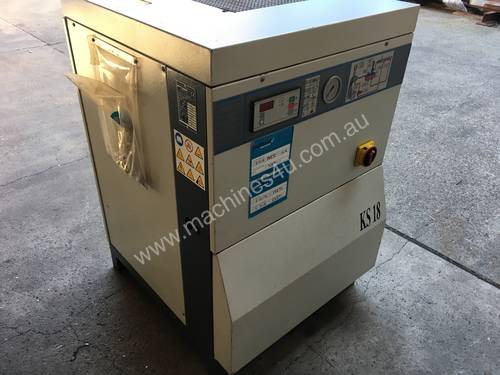 Screw compressor with refrigerated dryer